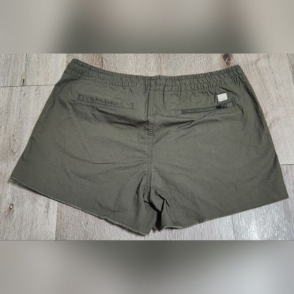 Vuori Women’s Green Ripstop Shorts Size Large  Raw hem - Picture 7 of 10